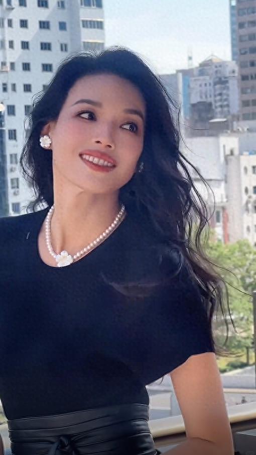 49岁舒淇再破“天花板”，这一次，她让冯小刚和整个娱乐圈沉默了（组图） - 1