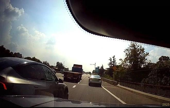 “路怒”特斯拉高速路上多次别车还竖中指挑衅,交警:已构成寻衅滋事,拘(组图) - 1