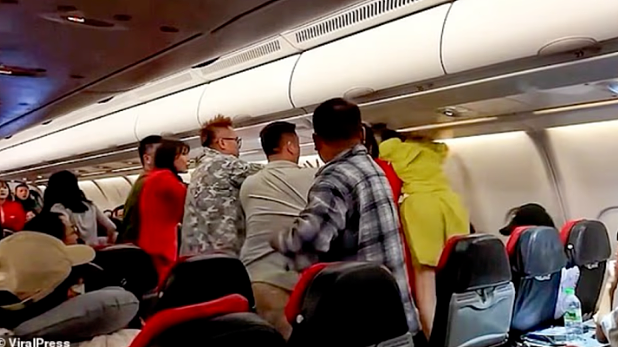 空中惊魂！中国旅客机舱互殴原因竟是“聊天太大声”（组图） - 1
