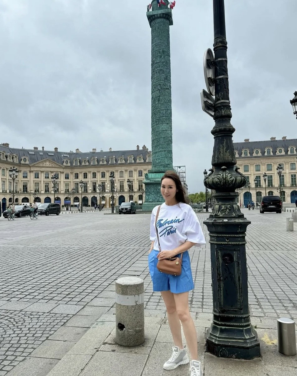 TVB前当家花旦一家三口国外旅行！15岁女儿暴风式长高，长腿吸睛（组图） - 3