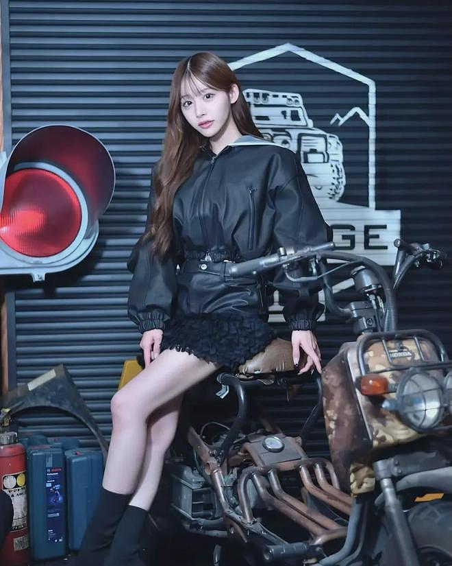 【美女】赛车女郎长相靓丽,身材火辣妖娆,S曲线让人看了还想看(组图) - 11
