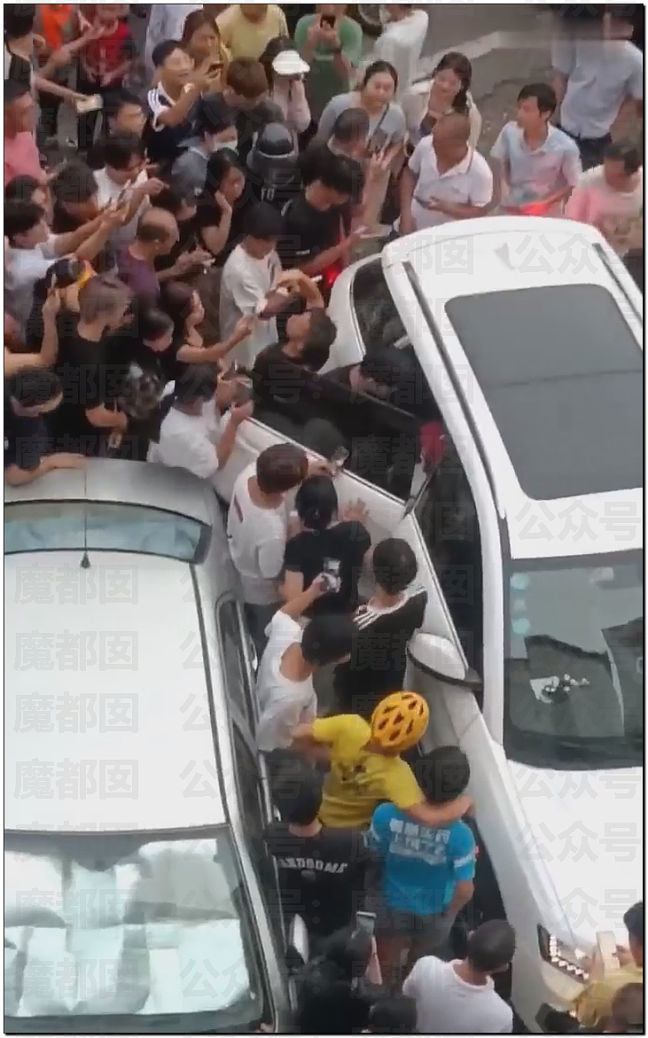 南宁妻子带孩子逛街竟抓到丈夫带美艳小三引发大量围观（视频/组图） - 8