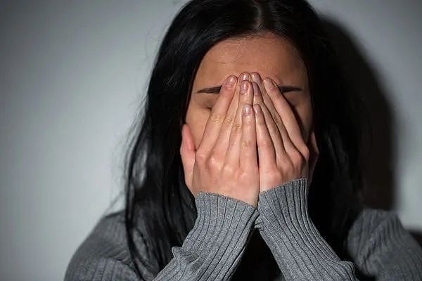 女子床上裸睡，遭贼8次反复凝视，全身被手电筒扫视，现场视频曝光！（组图） - 6
