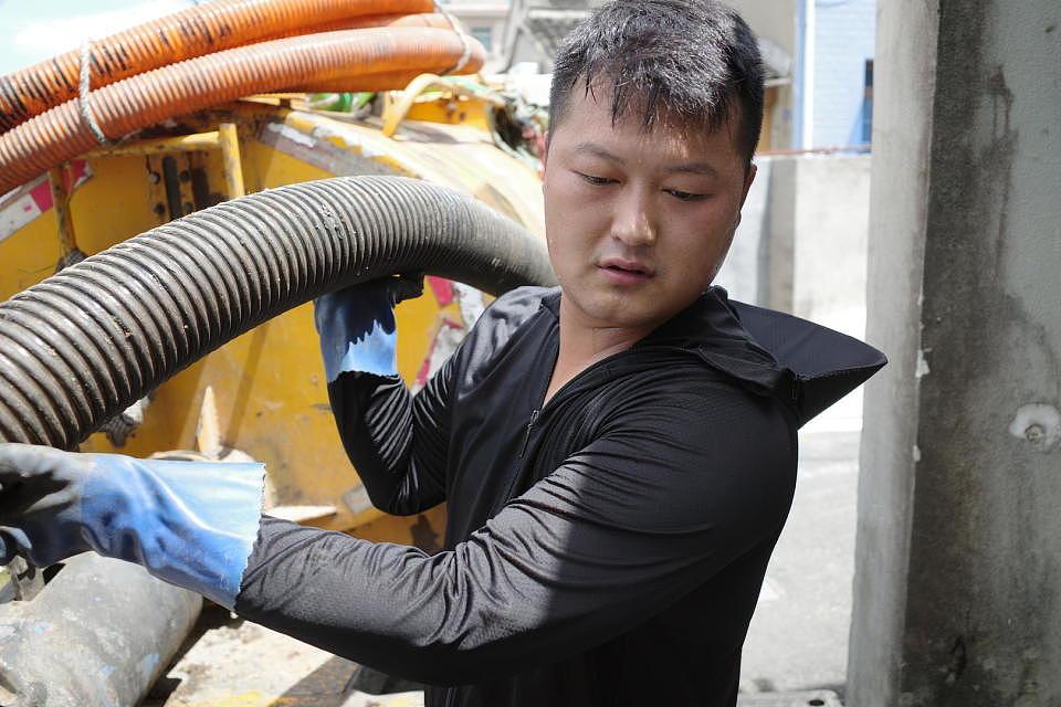 掏粪工5天工资8100?95后“掏二代”:这个收入太夸张了(视频/组图) - 2
