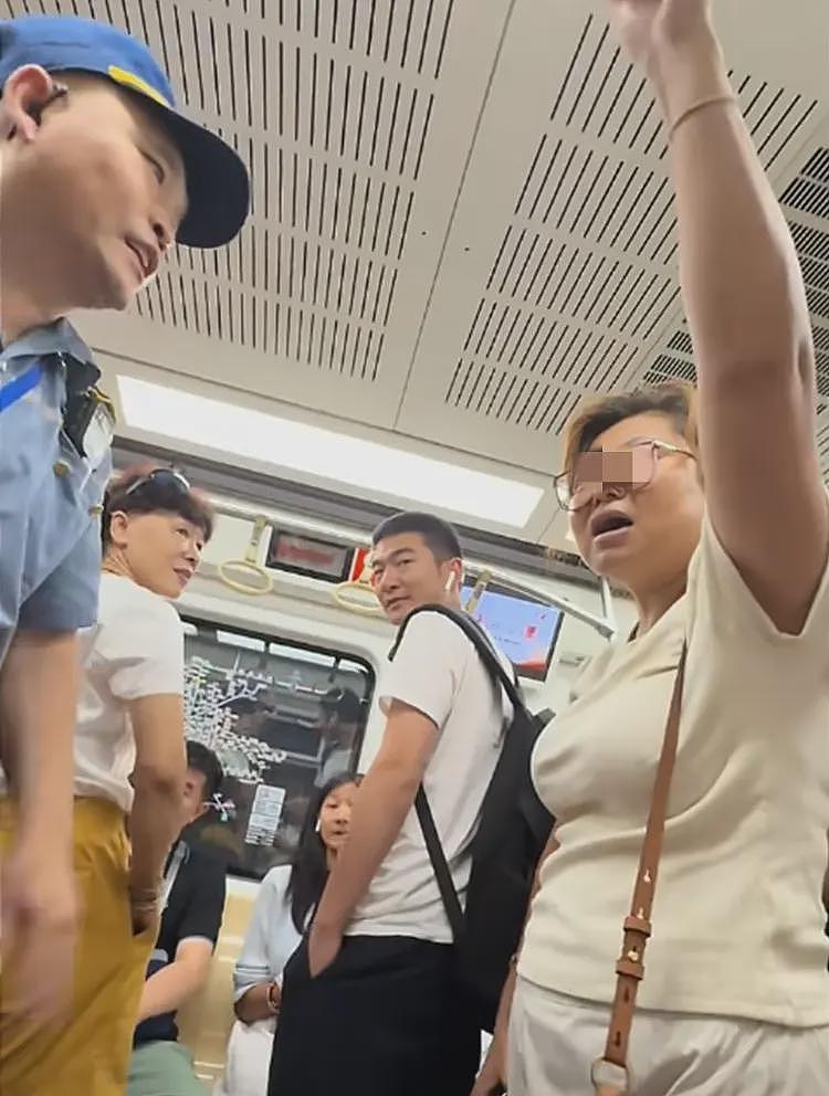 女子地铁怒吼多名乘客:因无人让座,吐槽国人素质低,夸奖美国好(组图) - 8