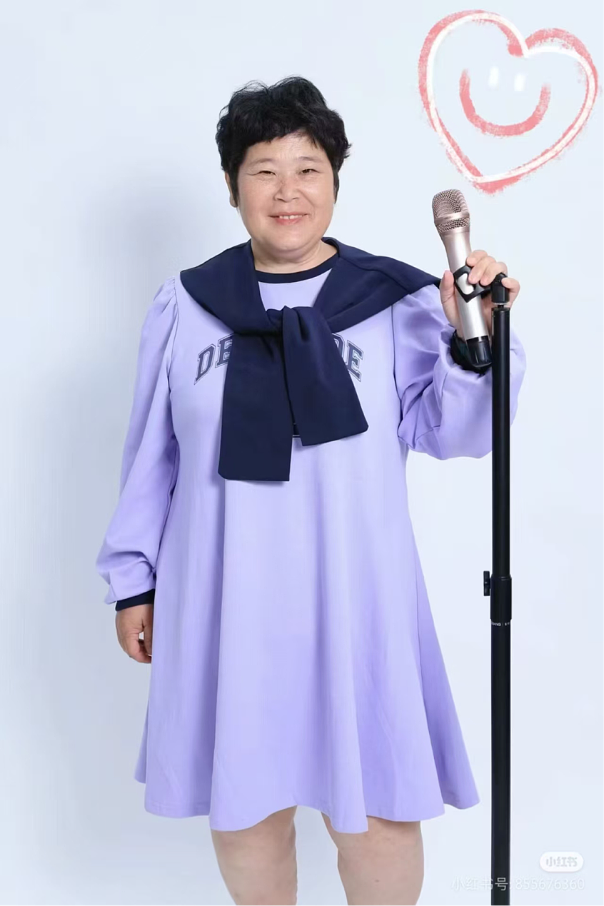 【情感】50岁农村大妈脱口秀炸翻全场！遭家暴离婚，网友：姐姐重生后海阔天空（组图） - 1