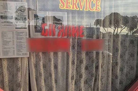 “Go Home” 澳中餐馆被喷歧视性涂鸦！老板：感觉被人扇了一巴掌（组图） - 1