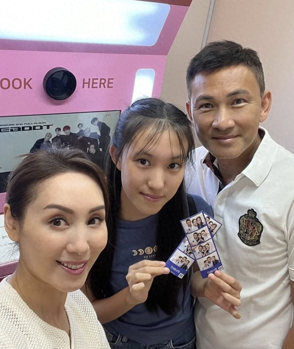 TVB前当家花旦一家三口国外旅行！15岁女儿暴风式长高，长腿吸睛（组图） - 1