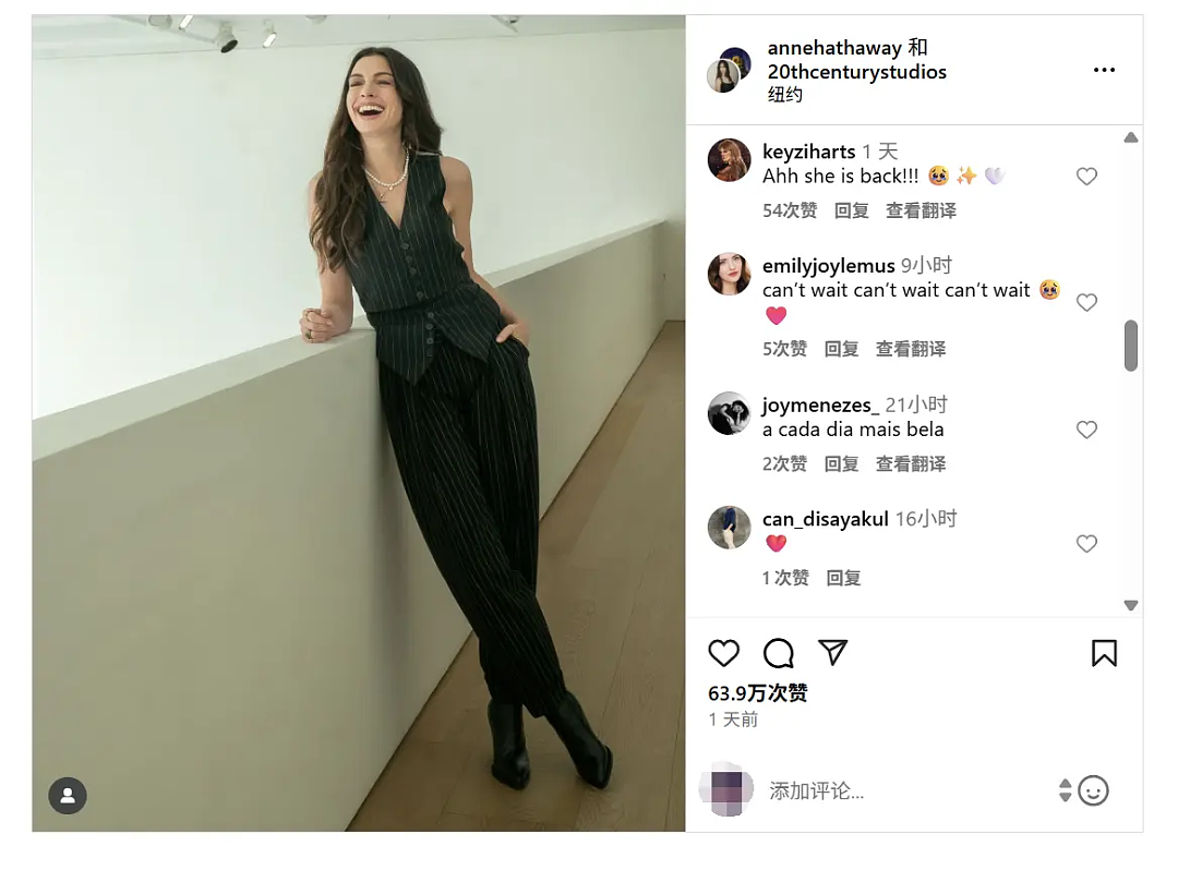 《穿Prada的女王》续集开拍！安妮·海瑟薇携原班人马强势回归，经典蓝毛衣造型再现：梦回2006年（组图） - 1
