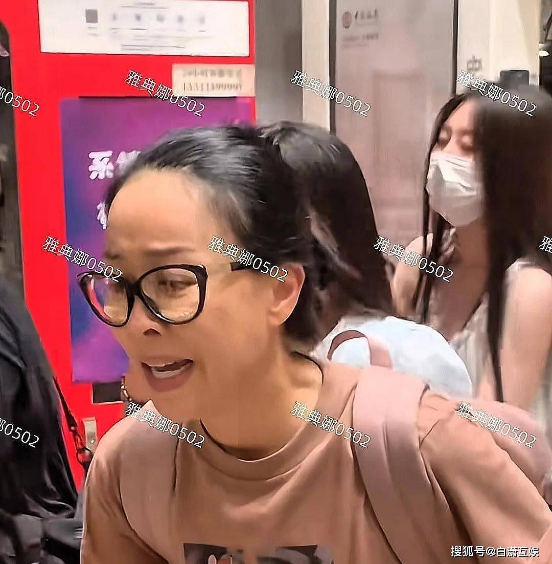 那英机场被偶遇：她的额头是填充还是植发？（组图） - 6
