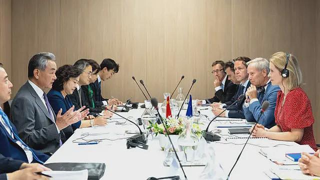 欧盟委员会主席称中欧关系正处于“转折点”（组图） - 4