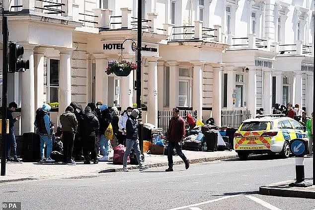 大量难民入住伦敦豪华酒店,英国人怒了:我们都住不起,凭啥他们能住??(组图) - 4