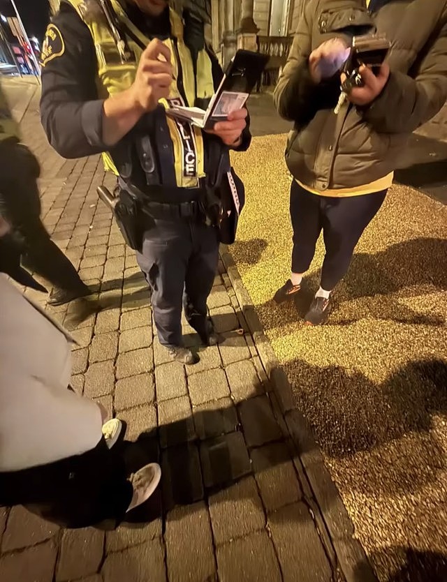 华人夫妇澳洲旅游遭2不良少女无端殴打,烟头烫脸当街扯发拖行画面曝(组图) - 3