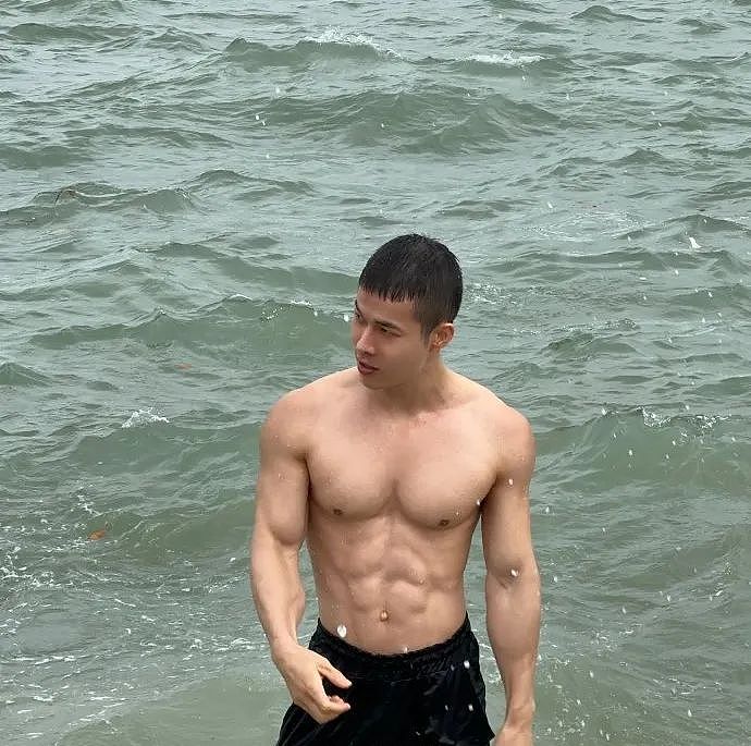 【帅哥】33岁厦门肌肉猛男在海堤边洗澡被偷拍，嘎嘣脆腹肌，这野生张力杀疯了（组图） - 1