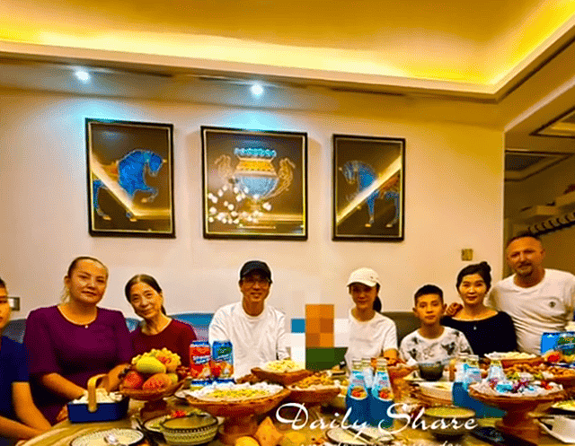 汤唯祖孙三代同框，9岁女儿个头真高，72岁母亲打扮时髦气质超好（组图） - 4