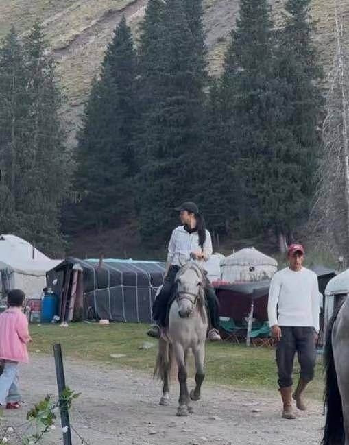 汤唯和金泰勇带女儿新疆过暑假，穿着普通仍很养眼（组图） - 2