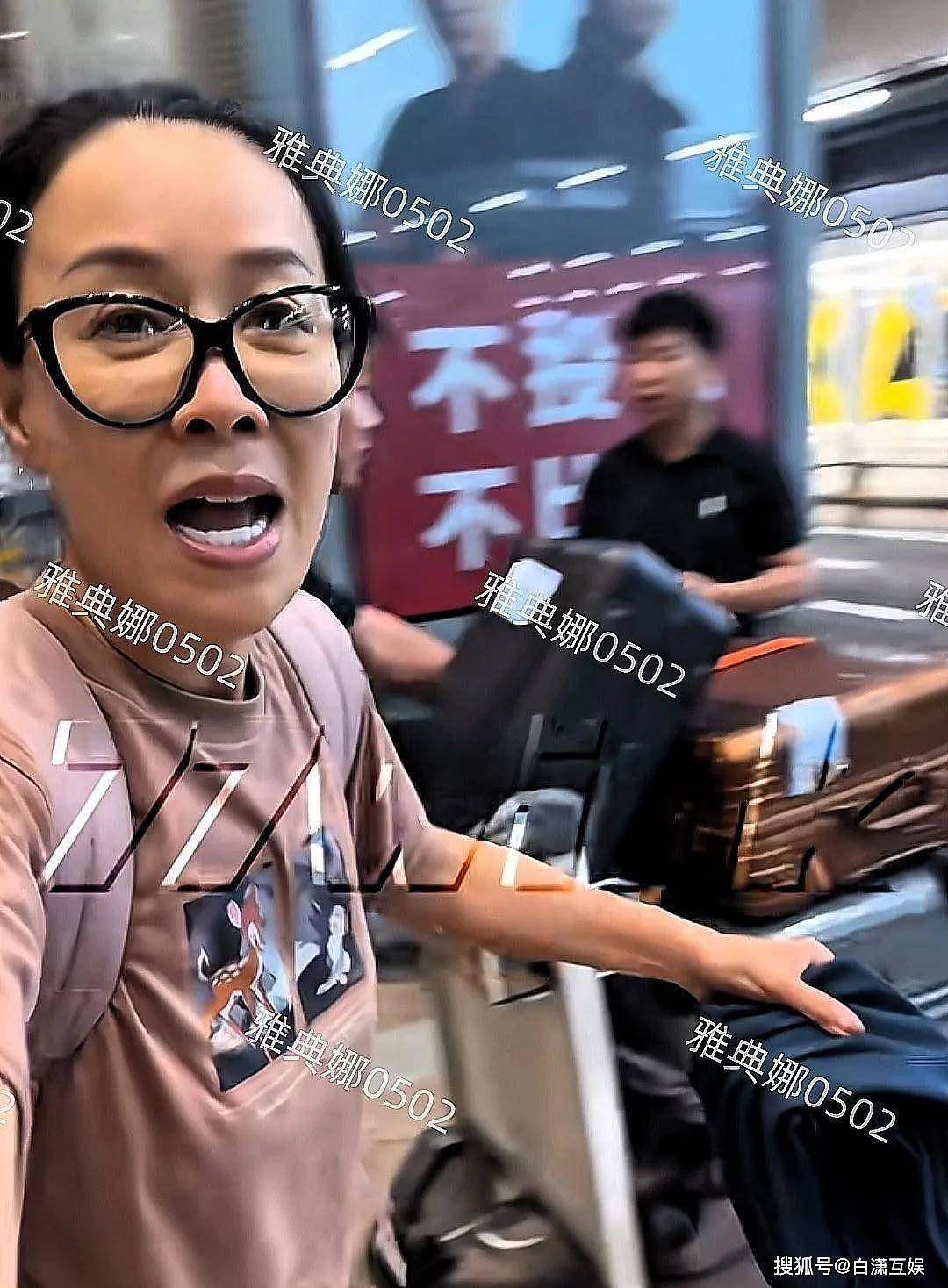 那英机场被偶遇：她的额头是填充还是植发？（组图） - 5
