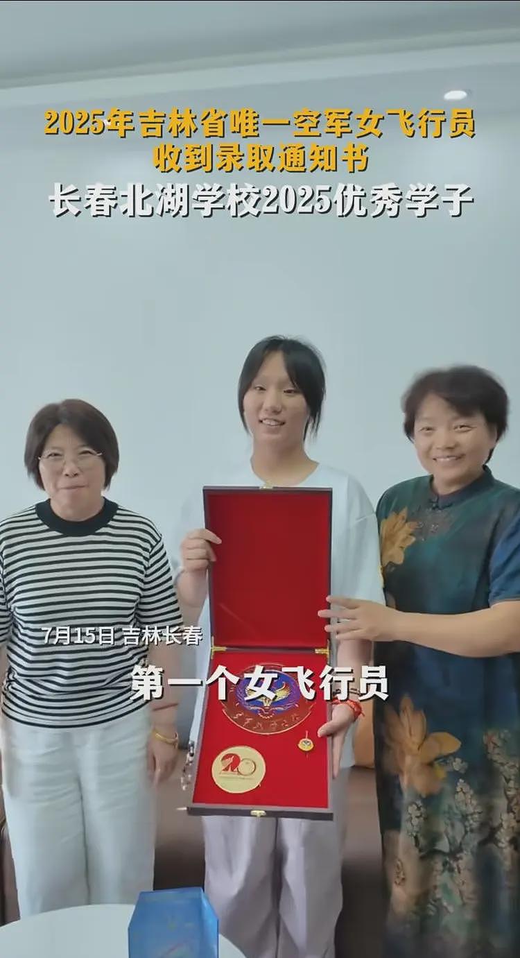 女飞行员刘忆北录取事件发酵，说话凸牙眼镜斜，女承父业惹人质疑（组图） - 15