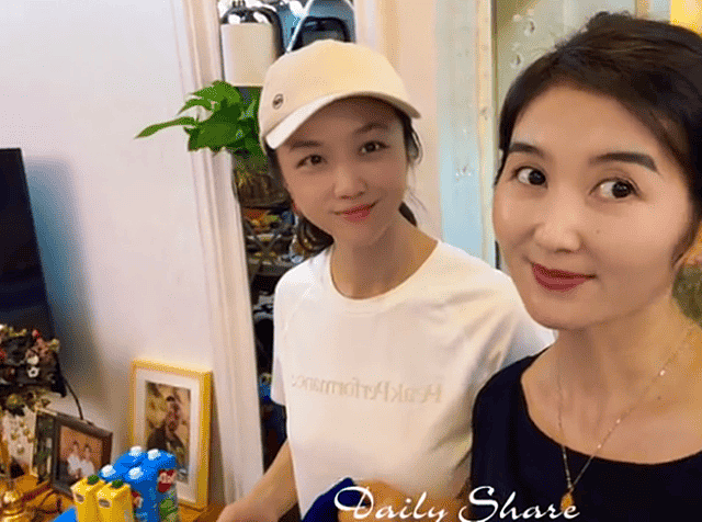 汤唯祖孙三代同框，9岁女儿个头真高，72岁母亲打扮时髦气质超好（组图） - 2