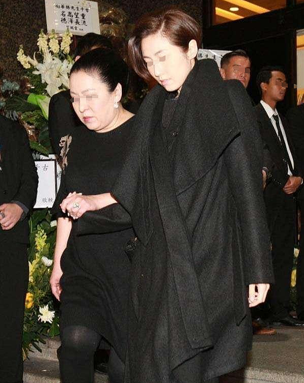 这俩竟然在一起了?离异男靠P图装富豪成全港笑柄,灵童转世被大佬抛弃的她恋爱脑上头拼命维护?(组图) - 30