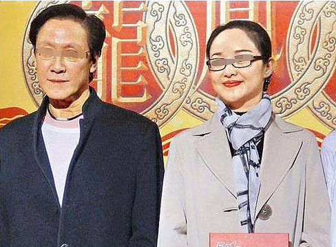 这俩竟然在一起了?离异男靠P图装富豪成全港笑柄,灵童转世被大佬抛弃的她恋爱脑上头拼命维护?(组图) - 29