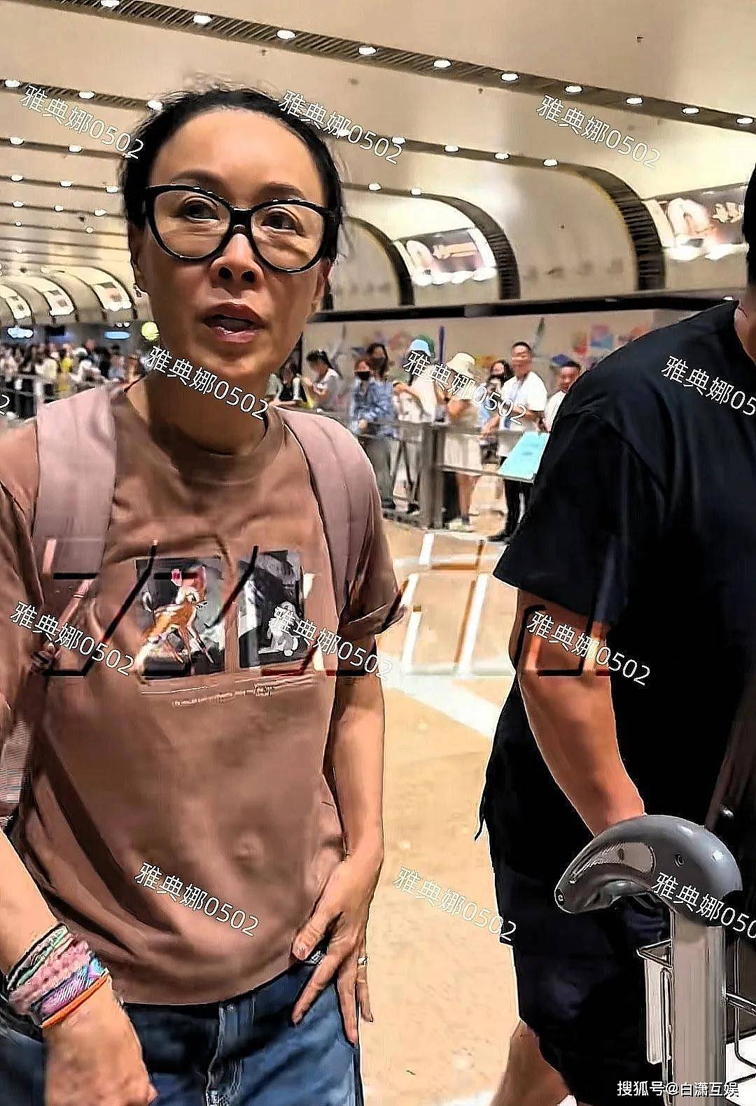 那英机场被偶遇：她的额头是填充还是植发？（组图） - 1