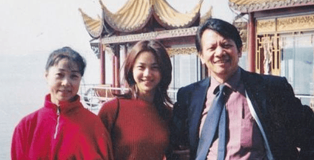 汤唯祖孙三代同框，9岁女儿个头真高，72岁母亲打扮时髦气质超好（组图） - 7