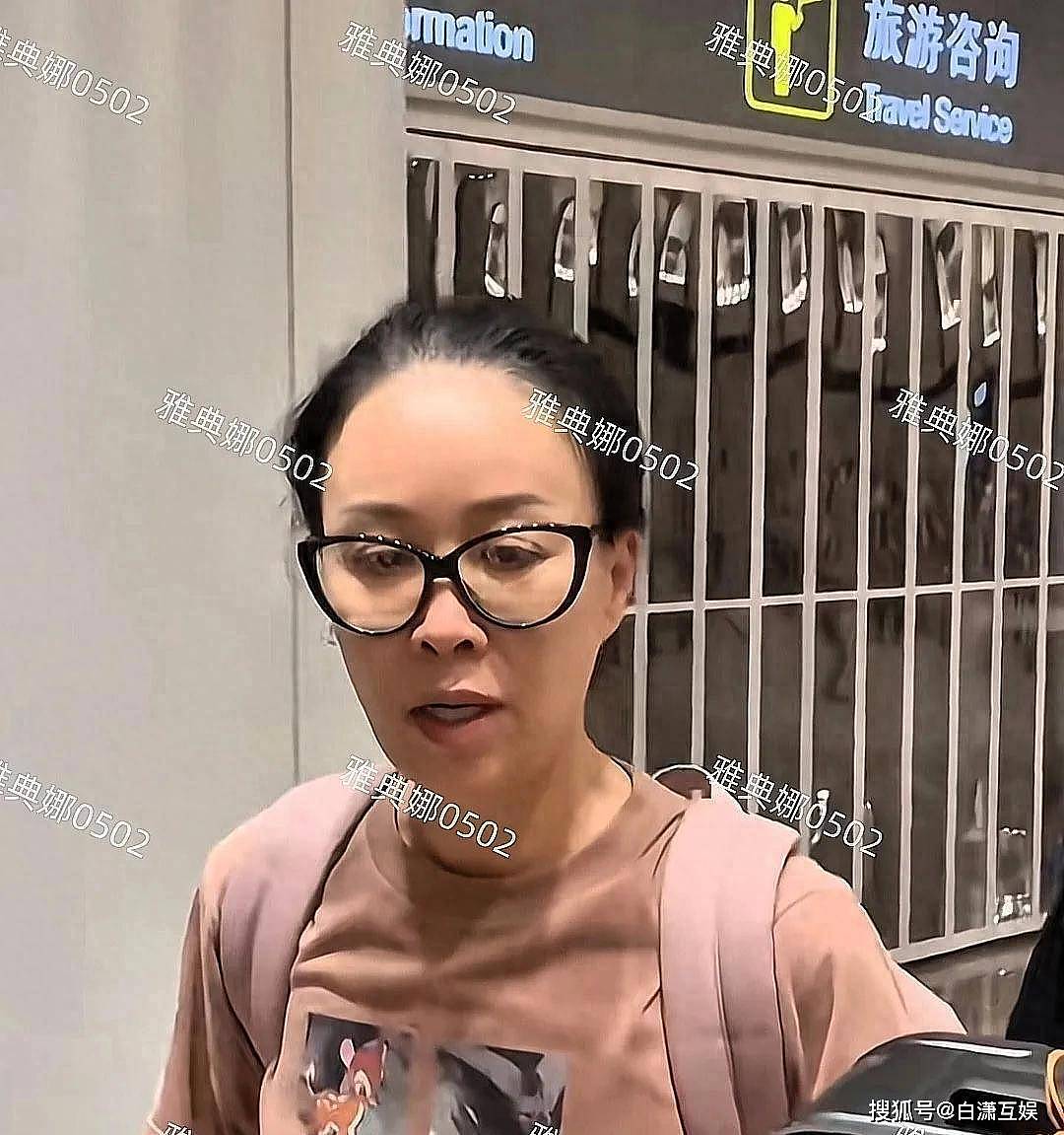 那英机场被偶遇：她的额头是填充还是植发？（组图） - 2