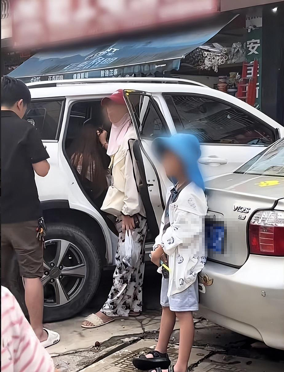广西南宁街头“原配打小三”引爆全网，最可怜的是原配的穿着……（组图） - 4
