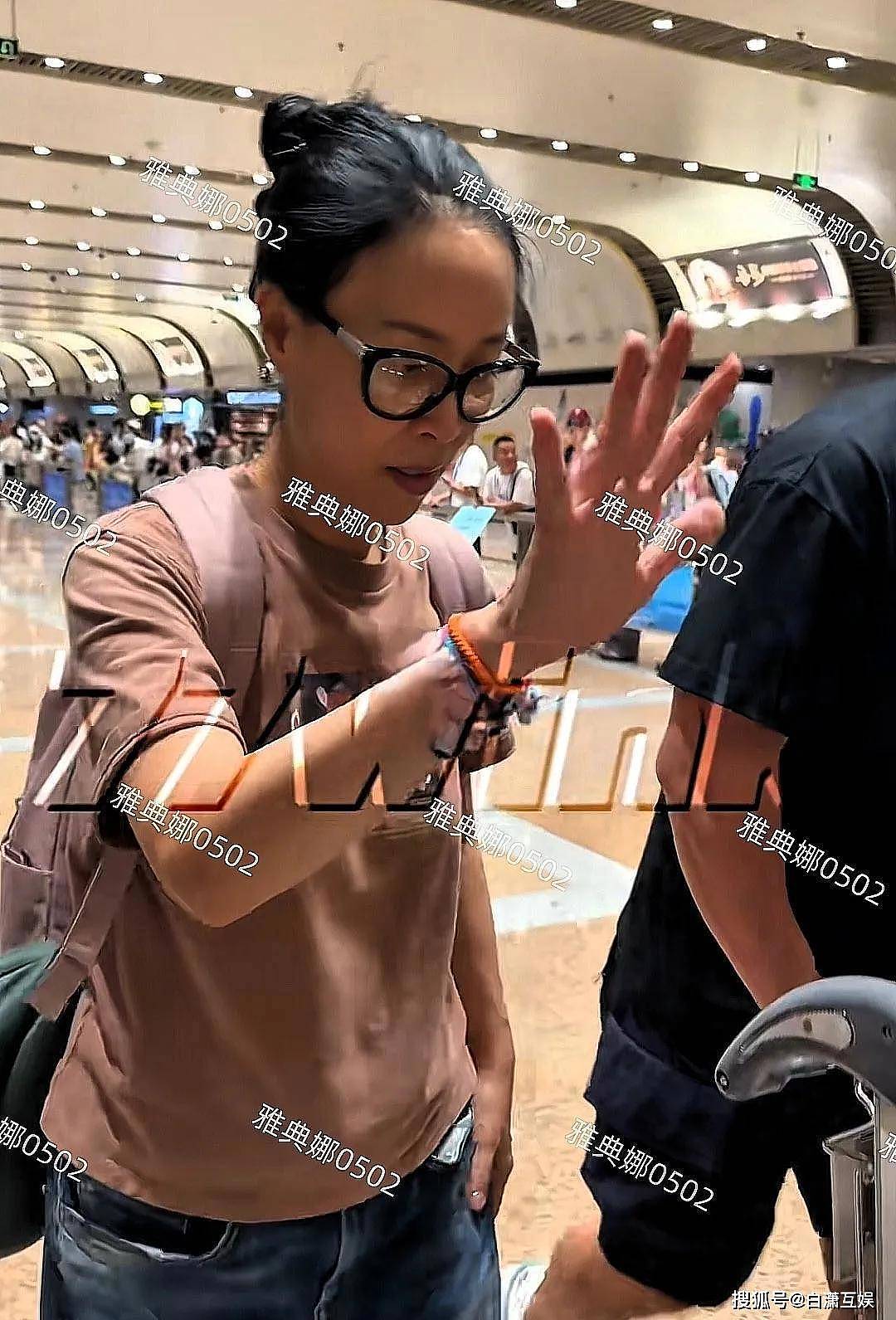 那英机场被偶遇：她的额头是填充还是植发？（组图） - 4