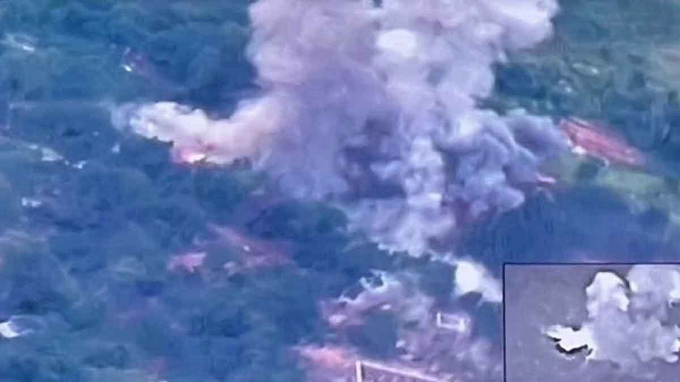 泰国军方称再次空袭柬埔寨:出动了4架F-16战机,袭击照片公布!佩通坦含泪发声(组图) - 3