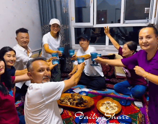 汤唯祖孙三代同框，9岁女儿个头真高，72岁母亲打扮时髦气质超好（组图） - 1