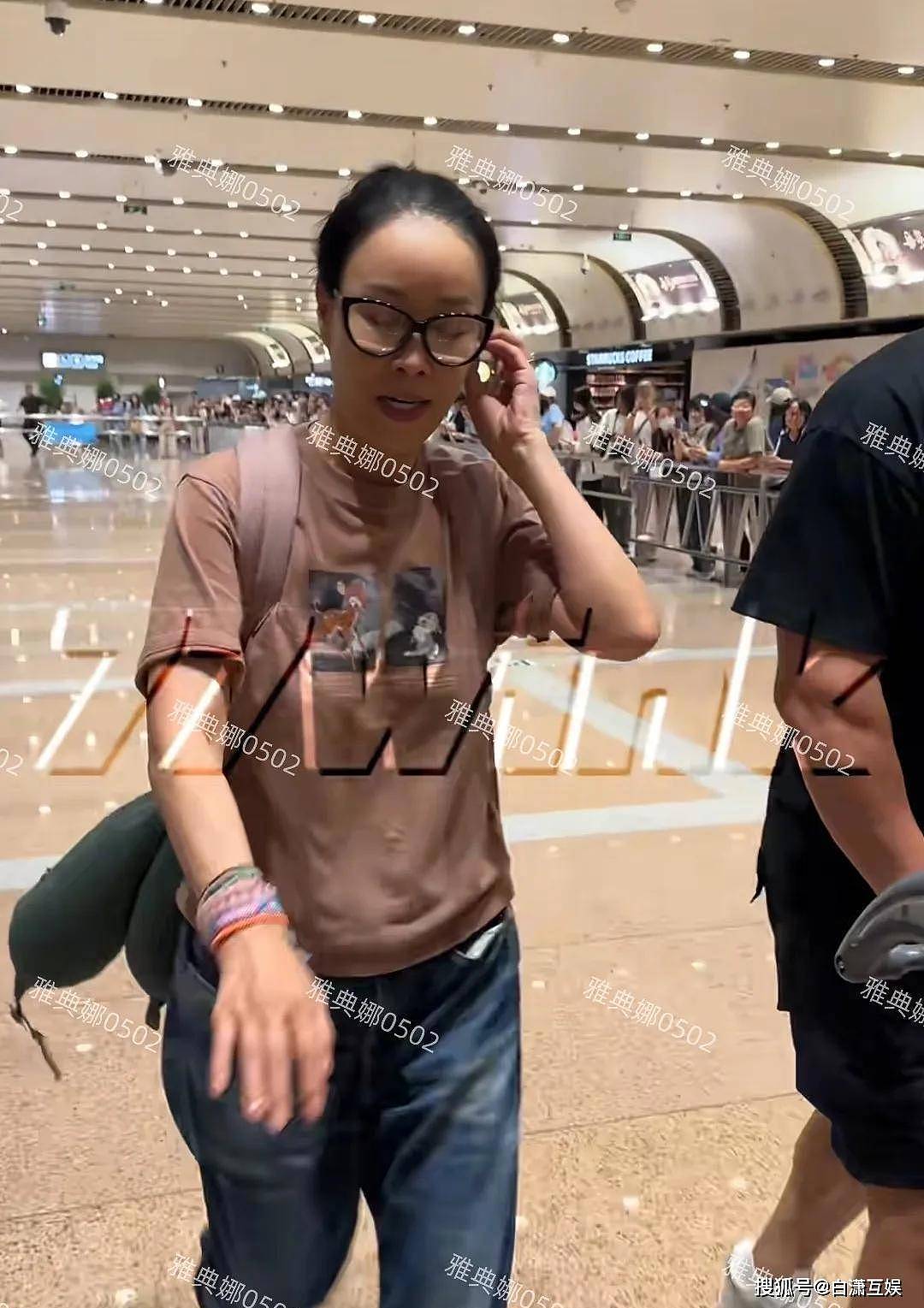 那英机场被偶遇：她的额头是填充还是植发？（组图） - 9