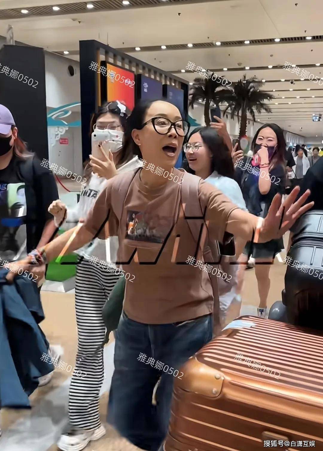 那英机场被偶遇：她的额头是填充还是植发？（组图） - 10