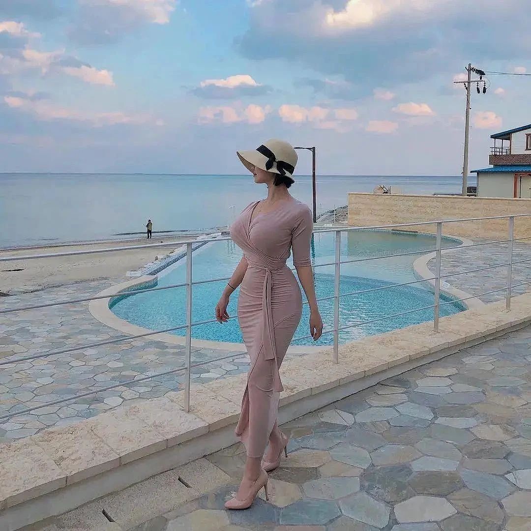 【美女】65kg的E杯小姐姐，同时驾驭西瓜臀和A4腰，网友：这是微胖界里长的最美、身材最性感的（组图） - 5