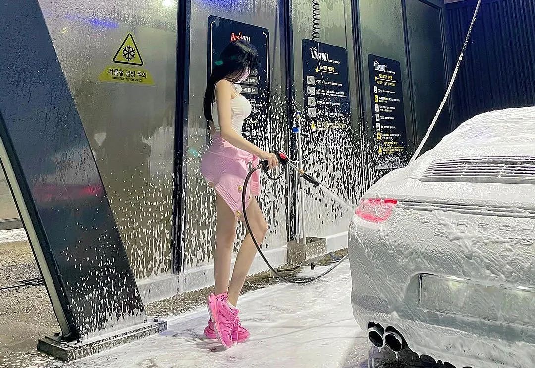 【美女】绝美身材的小姐姐洗车,网友:洗一次多少钱?(组图) - 2