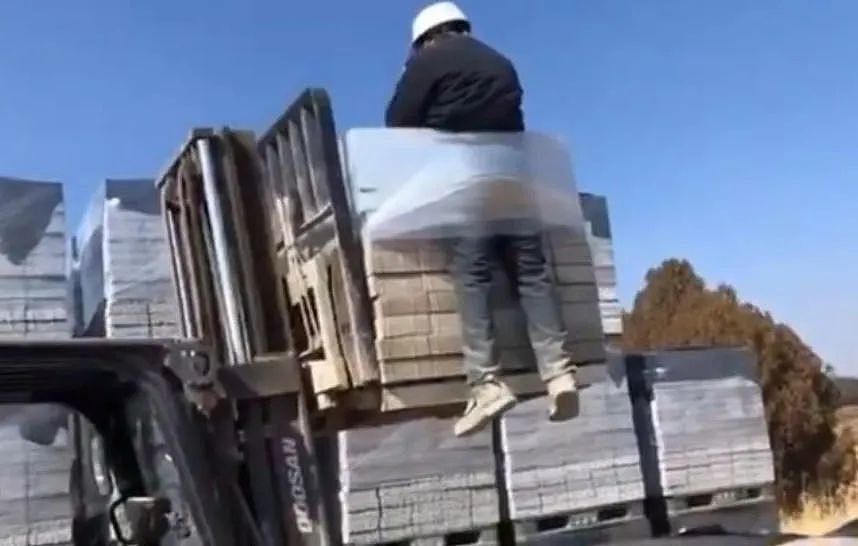 惨！外籍工人遭遇韩式霸凌，被绑叉车举到半空：你认错不！韩国舆论炸锅，李在明谴责（视频/组图） - 13