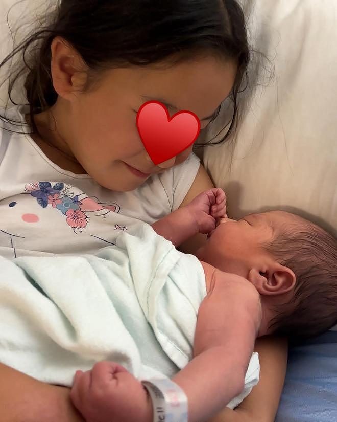 谢霆锋妹妹官宣二胎产子，晒一家四口儿女双全，女儿长相似张柏芝（组图） - 2