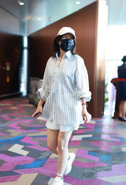 49岁赵薇带15岁女儿罕见露面，小四月嘴巴凸起，整体颜值不如妈（组图） - 9