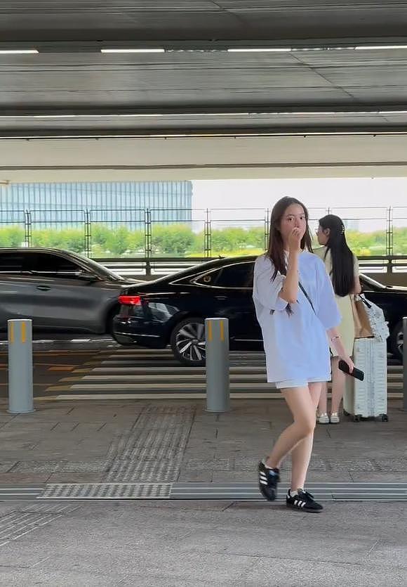 49岁赵薇带15岁女儿罕见露面，小四月嘴巴凸起，整体颜值不如妈（组图） - 8