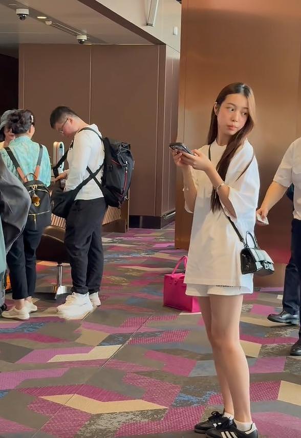 49岁赵薇带15岁女儿罕见露面，小四月嘴巴凸起，整体颜值不如妈（组图） - 5