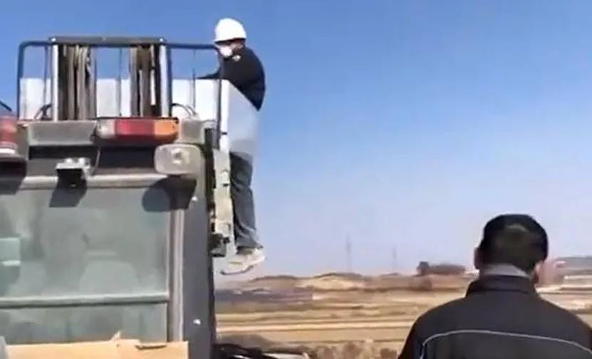 惨！外籍工人遭遇韩式霸凌，被绑叉车举到半空：你认错不！韩国舆论炸锅，李在明谴责（视频/组图） - 11