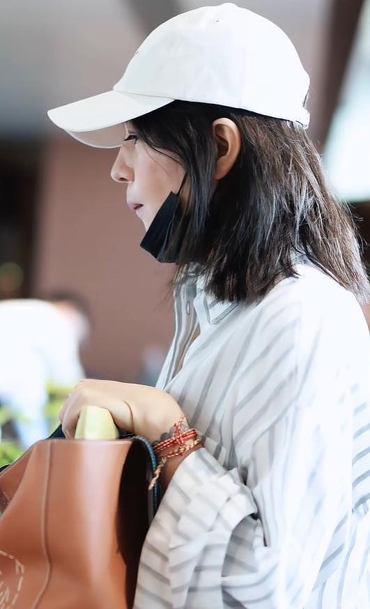 49岁赵薇带15岁女儿罕见露面，小四月嘴巴凸起，整体颜值不如妈（组图） - 3