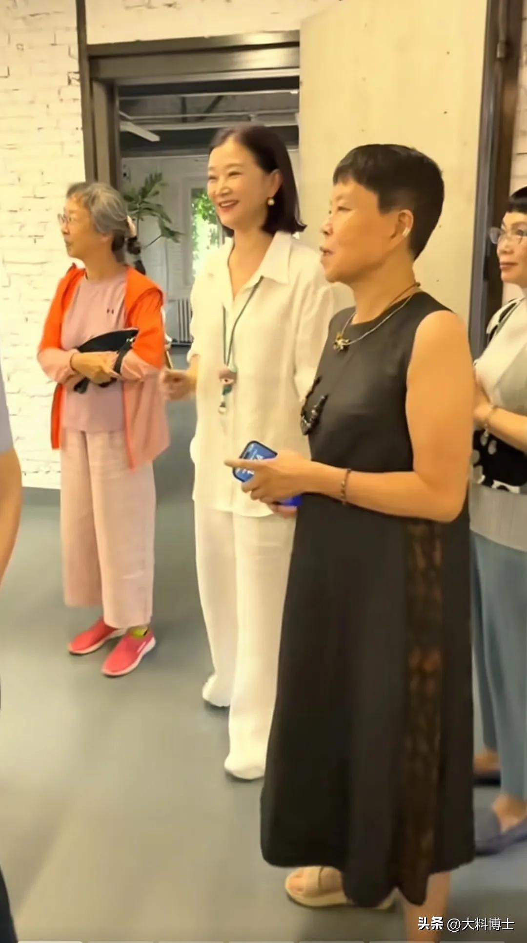 58岁宋祖英罕见露面，短发造型惊艳，皮肤光泽Q弹，岁月不败美人（组图） - 3