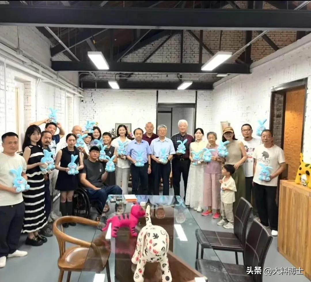 58岁宋祖英罕见露面，短发造型惊艳，皮肤光泽Q弹，岁月不败美人（组图） - 12
