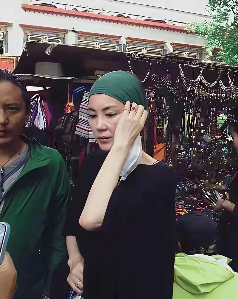 55岁天后现身西藏,脸部肌肉下垂,网友:原来女神也会老(组图) - 2