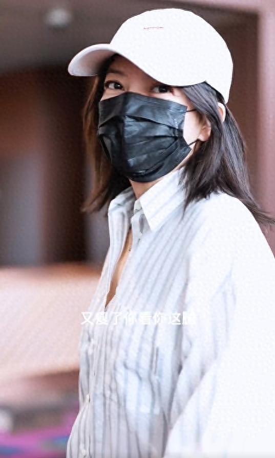 49岁赵薇带15岁女儿罕见露面，小四月嘴巴凸起，整体颜值不如妈（组图） - 1