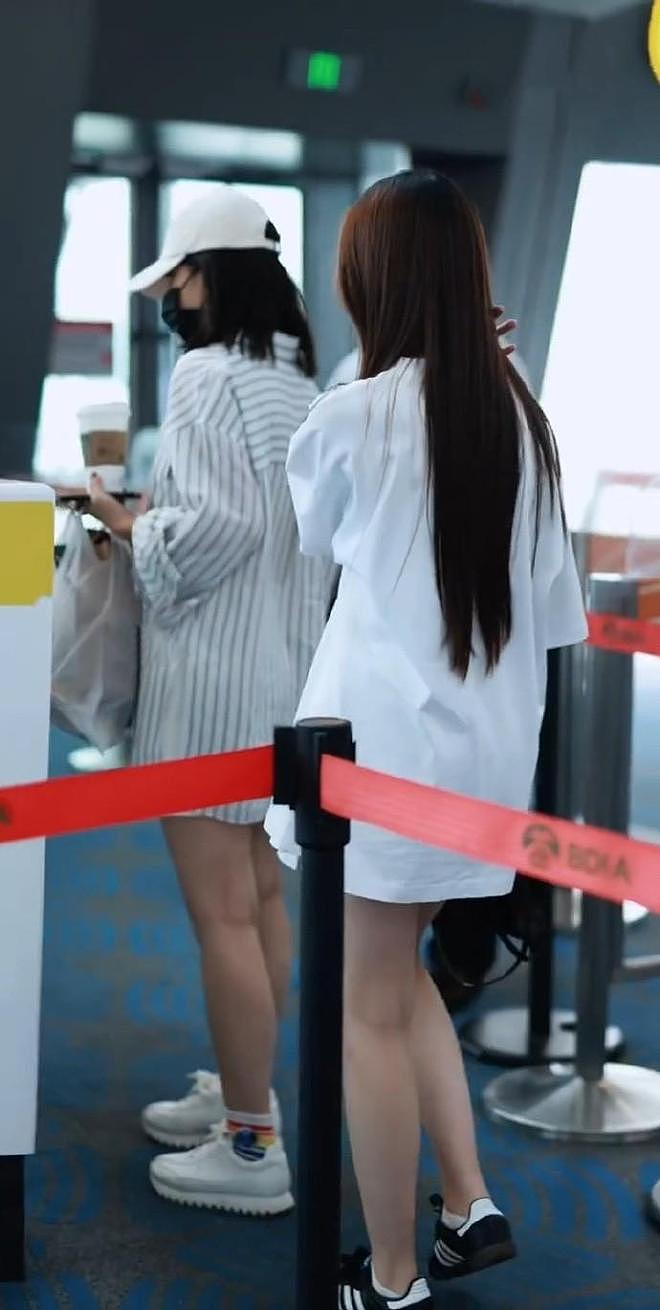 49岁赵薇带15岁女儿罕见露面，小四月嘴巴凸起，整体颜值不如妈（组图） - 2