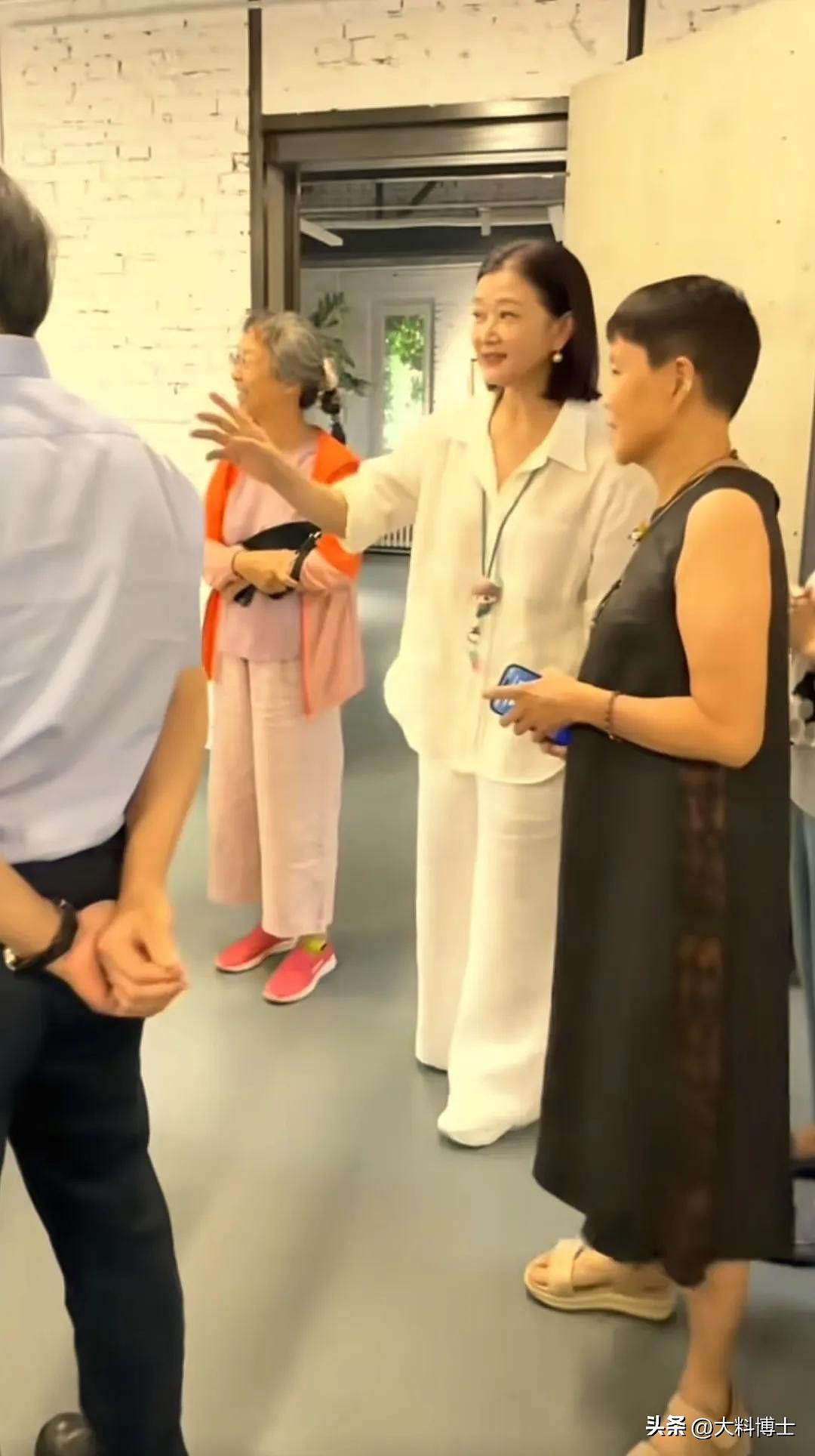 58岁宋祖英罕见露面，短发造型惊艳，皮肤光泽Q弹，岁月不败美人（组图） - 4