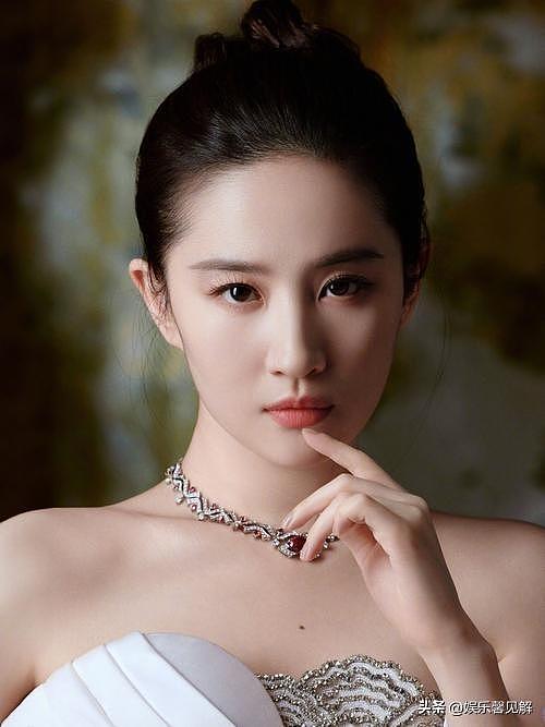 白玉兰风波一月后，37岁刘亦菲再传喜讯，让等了7年的娱乐圈沉默（组图） - 3